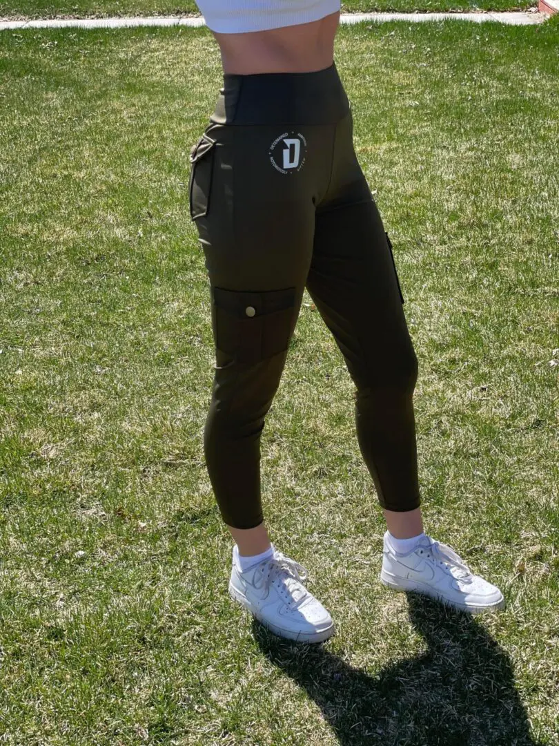 Green left side back and side pocket legging